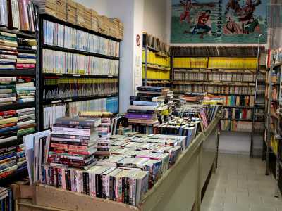 Nel primo isolato di via Bovio conosciamo una delle memorie storiche della zona: Giovanni, che � qui con il suo mercatino di fumetteria e libri usati da quasi 50 anni